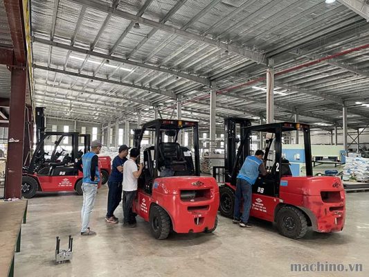 Kỹ thuật Thiên Sơn kiểm tra và bảo dưỡng xe nâng dầu tại Hà Nội