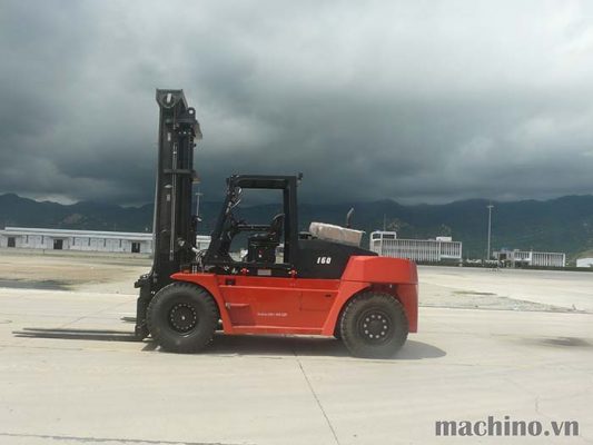 Xe nâng dầu tải trọng lớn làm việc trong cảng