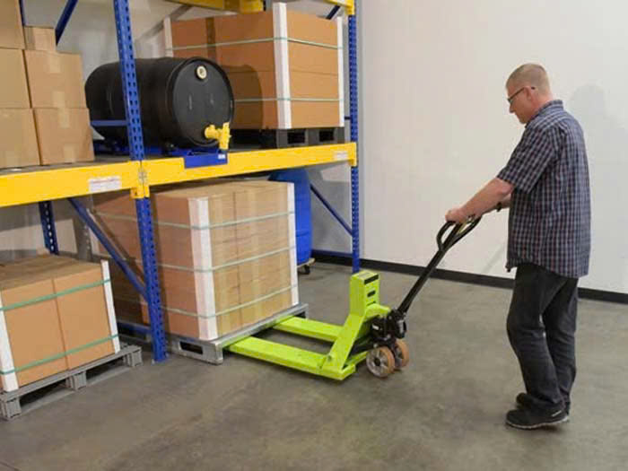 Xe nâng tay gắn cân điện tử làm việc trong kho