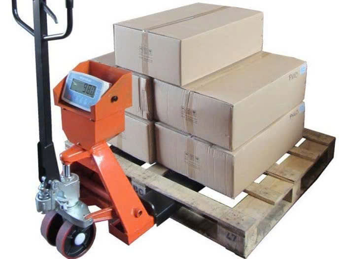 Xe nâng tay gắn cân điện tử đang cân hàng hóa
